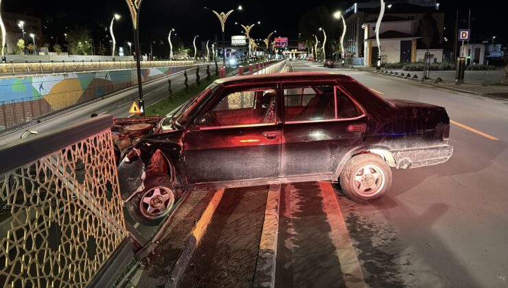 Karabük’te korkuluklara çarpan otomobilin sürücüsü yaralanarak hastaneye kaldırıldı