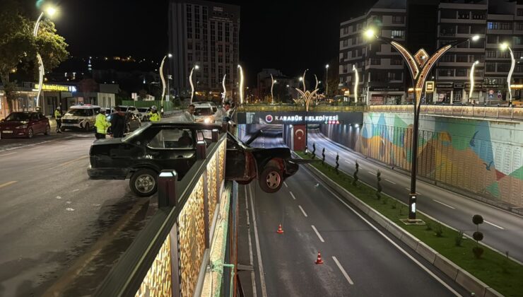 Karabük’te otomobil demir korkuluklara çarparak askıda kaldı; sürücü yaralandı