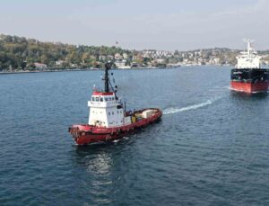 Karadeniz’de saldırıya uğrayan iki gemi İstanbul Boğazı’ndan Yalova’ya sevk edildi