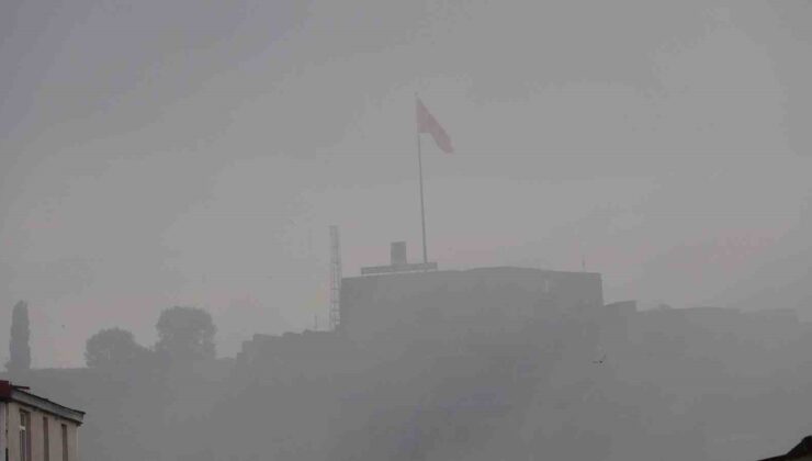 Kars’ta yoğun sis görüş mesafesini 20 metreye düşürdü, Kars Kalesi kayboldu