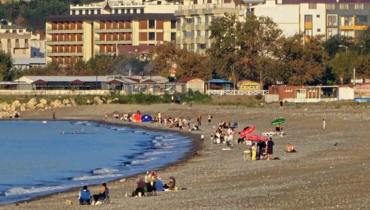 Kastamonu Cide’de hava 25 dereceye çıkınca vatandaşlar sahile akın etti