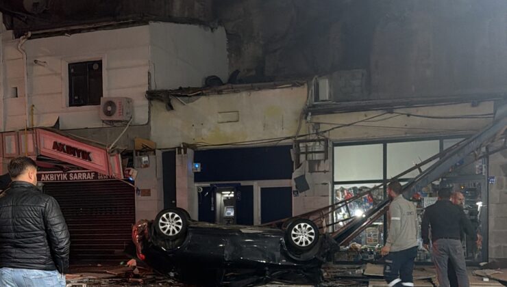 Kayseri’de akıl almaz kaza! Otomobil 50 metrelik kayalıklardan iş yerlerinin üzerine düştü