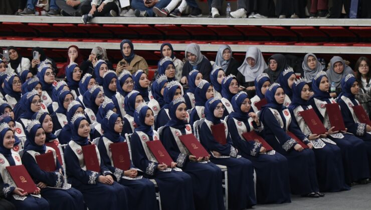 Kayseri’de hafızlık eğitimini tamamlayan 738 öğrenciye belgeleri törenle verildi