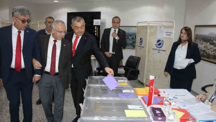 KAYSO’da 25 komitede seçim başladı, tek aday Mehmet Büyüksimitci oy kullandı