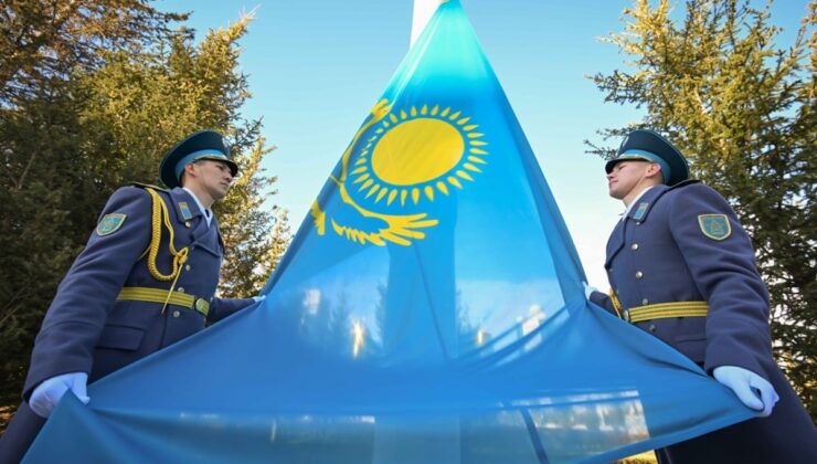 Kazakistan’da Cumhuriyet Günü bayrak törenleriyle kutlandı