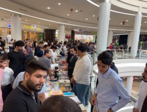 Kerkük’te Barış ve Özgürlük Derneği alışveriş merkezinde 2 bin kitap dağıttı