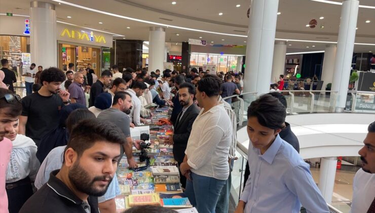 Kerkük’te Barış ve Özgürlük Derneği alışveriş merkezinde 2 bin kitap dağıttı