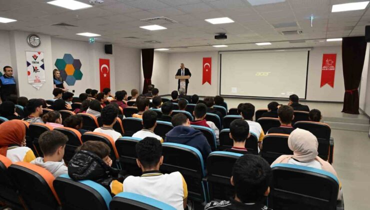 Kilis İl Emniyet Müdürü Bağrıaçık, lise öğrencilerini dijital tehditlere karşı uyardı
