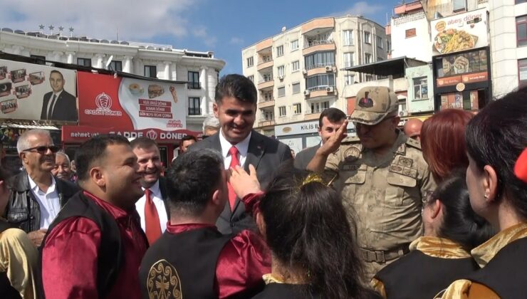 Kilis’te özel bireyler, Jandarma Komutanına Yaşlılar Günü’nde asker selamı verdi
