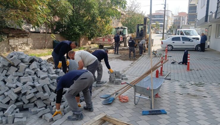 Kırıkkale Belediyesi, bozulan kilit parke taşlarında bakım ve onarım yapıyor