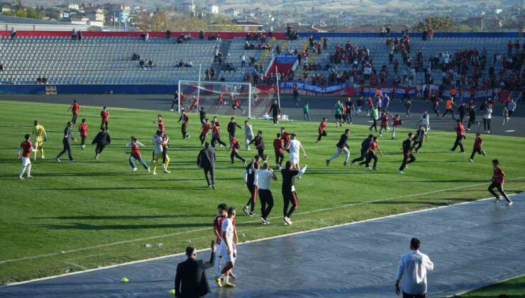 Kırıkkale FK’nın 3-1 kazandığı maçta çocuk taraftarlar son golle sahaya koştu