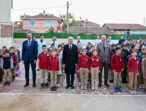 Kırklareli Valisi Turan, Kaynarca İlkokulunda bayrak törenine katıldı