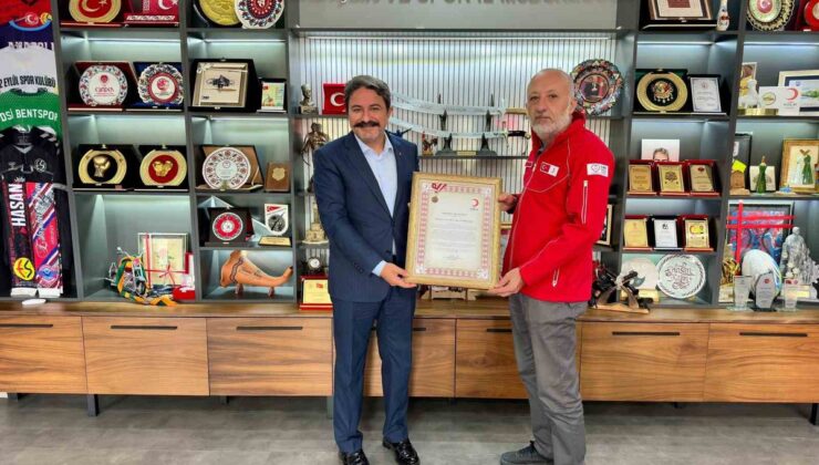 Kızılay, Eskişehir Gençlik ve Spor İl Müdürlüğünü bronz madalyayla ödüllendirdi