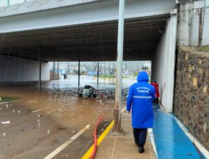 Kocaeli Büyükşehir Belediyesi sağanakta 897 personel ve 512 araçla mücadele ediyor