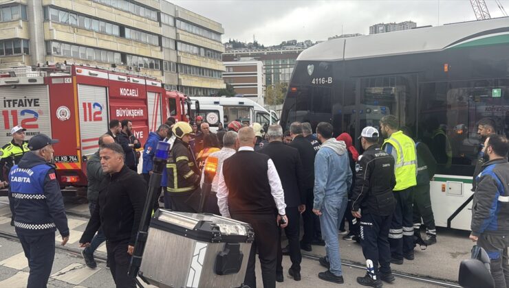 Kocaeli İzmit’te tramvayın çarptığı iki kişiden biri kurtarılamadı, diğeri yaralı