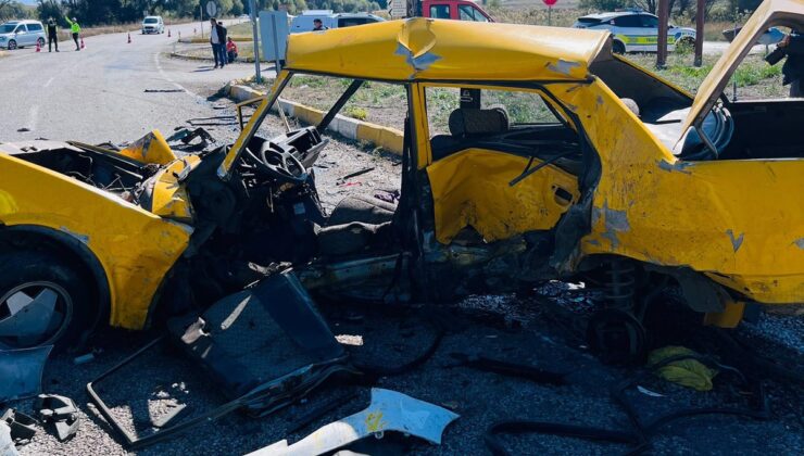 Konya Beyşehir’de otomobil ile minibüs çarpıştı, aynı aileden 3 kişi öldü, 1 yaralı
