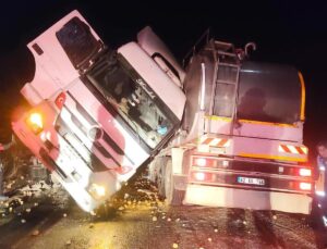 Konya Ilgın’da süt tankeri TIR’a çarptı, tanker şoförü öldü, diğer sürücü yaralandı