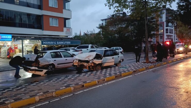 Konya Seydişehir’de iki otomobilin çarpıştığı kazada biri bebek 6 kişi yaralandı