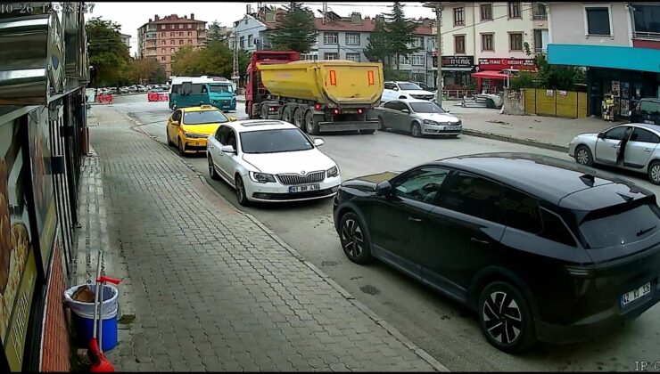 Konya’da yolcu minibüsü ile hafriyat kamyonu çarpıştı! Şoför ve 9 yolcu yaralandı