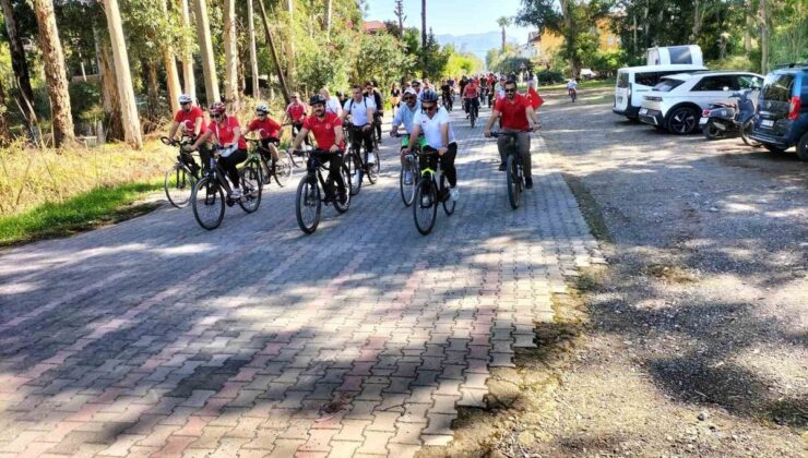 Köyceğiz’de Cumhuriyet bisiklet turunda 3 kişiye bisiklet hediye edildi