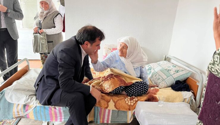 Kula Kaymakamı Altuntaş, Yaşlılar Günü’nde Emre Mahallesi’nde yaşlıları ziyaret etti
