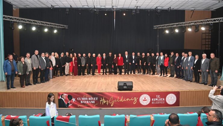 Kumluca’da öğretmenler sahne aldı, Cumhuriyet’in 103. yılı konserle kutlandı