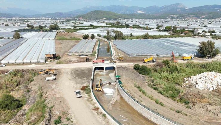 Kumluca’da Üleşik Deresi projesinin yüzde 20’si tamamlandı, 750 metre kanal yapıldı