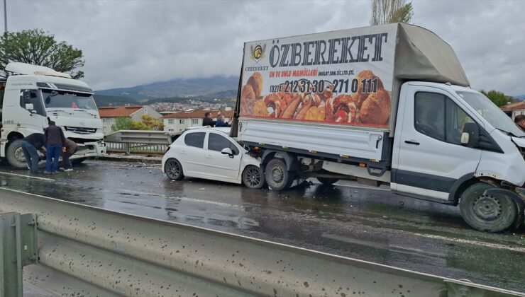Kütahya-Eskişehir kara yolunda 5 aracın karıştığı zincirleme kazada 1 kişi yaralandı