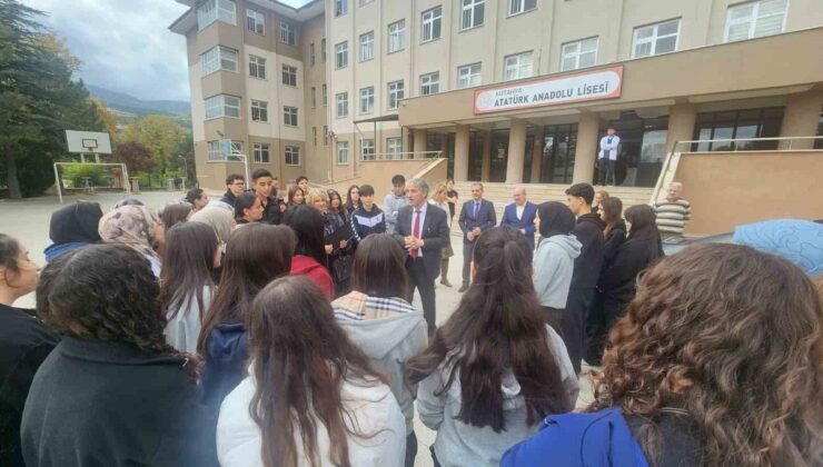 Kütahya İl Milli Eğitim Müdürü Yılmaz, lisede akımlara kapılmayın uyarısı yaptı