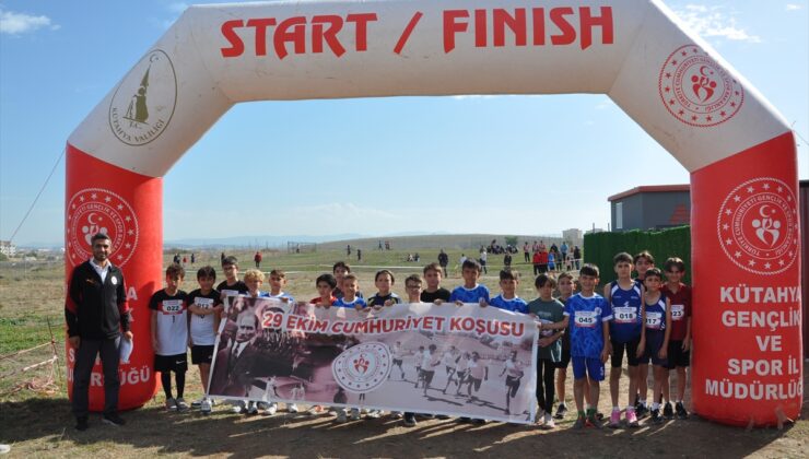 Kütahya’da Cumhuriyet’in 103. yılı koşusuna 6 kategoride yaklaşık 100 sporcu katıldı