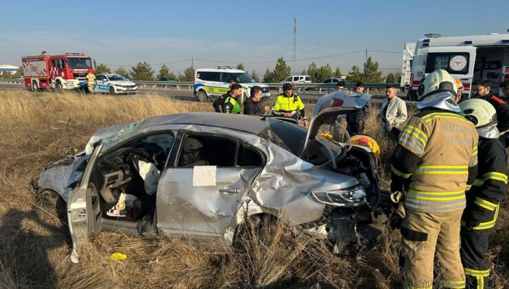Kütahya’da kontrolden çıkan otomobil takla atıp tarlaya uçtu, 1’i ağır 3 kişi yaralandı