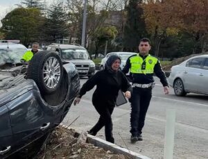 Kütahya’da refüje çarpan otomobil takla attı, 26 yaşındaki sürücü hafif yaralandı