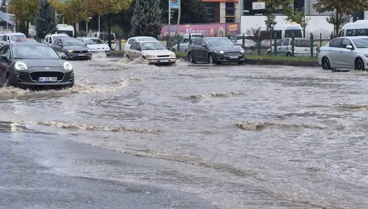 Malatya’da 15 dakikalık sağanakta tıkanan mazgallar trafiği durma noktasına getirdi