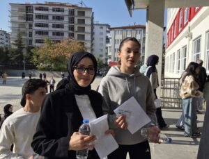 Malatya’da anne ve kızı KPSS’ye aynı okulda girdi! Kızı hazırlıkta annesine yardım etti