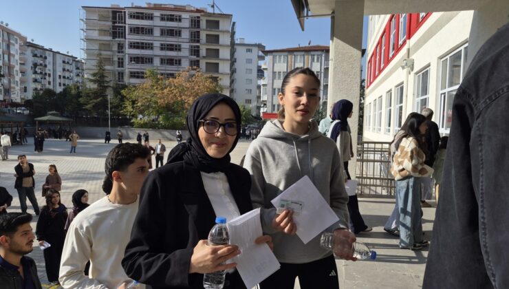 Malatya’da anne ve kızı KPSS’ye aynı okulda girdi! Kızı hazırlıkta annesine yardım etti