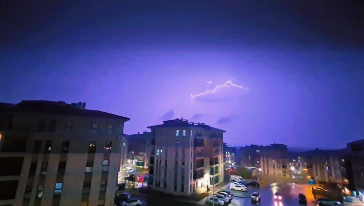 Malatya’da sağanak sonrası su birikintileri sürücülere zor anlar yaşattı