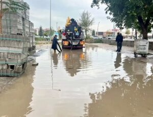Malatya’da sağanakta cadde ve sokaklar suyla kaplandı, MASKİ ekipleri çalışıyor