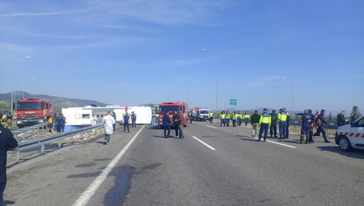 Manisa Akhisar’da tırla çarpışan yolcu otobüsünde ölü ve yaralılar olduğu bildirildi
