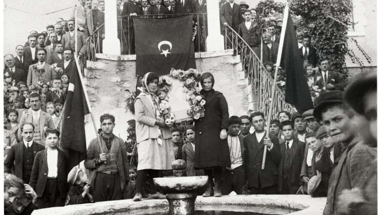 Manisa Demirci’de 1928’deki Cumhuriyet fotoğrafı 98 yıl sonra yeniden canlandırıldı
