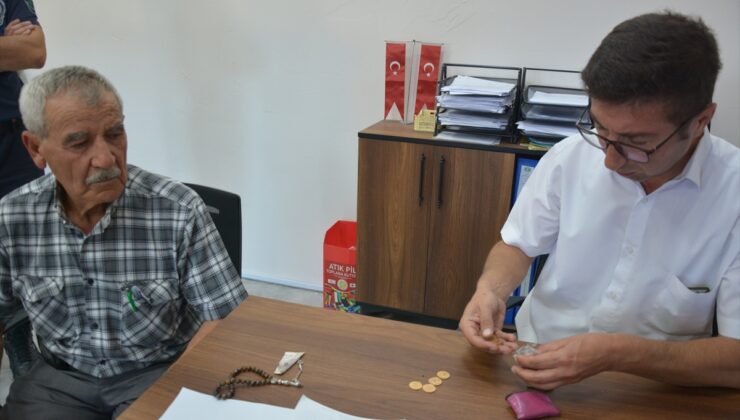 Manisa Demirci’de Kıbrıs gazisi, bulduğu 8 Ata lirasını sahibine teslim etti