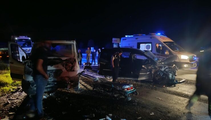 Manisa Kula’da 3 aracın karıştığı zincirleme kazada biri ağır 5 kişi yaralandı