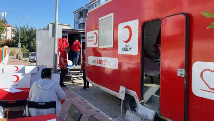 Manisa Sarıgöl’de öğrencilerin ikna ettiği velilerden 26 ünite kan toplandı