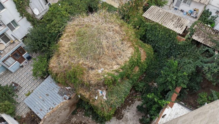 Manisa’da 565 yıllık Hindistani Medresesi apartmanların kömürlüğü olarak kullanılıyor
