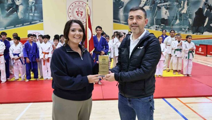 Manisa’da Amatör Spor Haftası, 8 antrenörün ödüllendirildiği törenle sona erdi