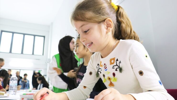 Manisa’da çocuklar Filistinli çocuklar için resim çizip şiir okudu