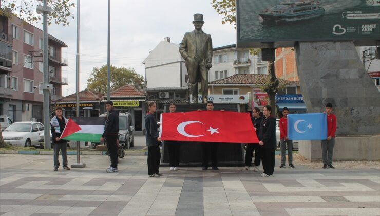 Manyas’ta Gazze’de 3. yılını dolduran soykırıma sessiz yürüyüşle dikkat çekildi