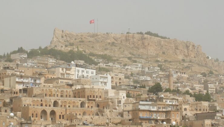 Mardin’de toz taşınımı tarihi yapıları ve araçları kapladı, görüş mesafesi düştü