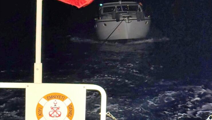Marmaris açıklarında sürüklenen 15 metrelik teknedeki 4 kişiyi Kıyı Emniyeti kurtardı