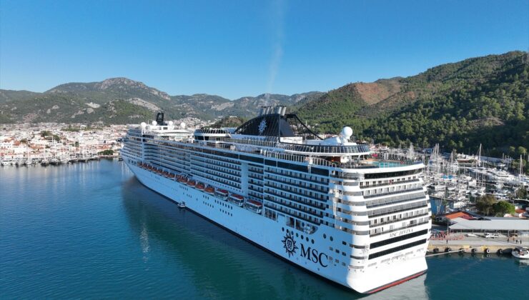 Marmaris ilçesinde MSC Divina, Marmaris Limanı’na 3 bin 710 yolcuyla yanaştı