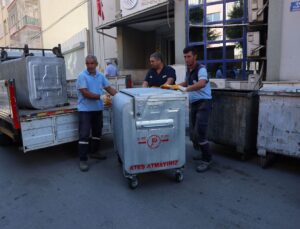 Mersin Akdeniz’de hasar gören çöp konteynerleri yenileriyle değiştirildi